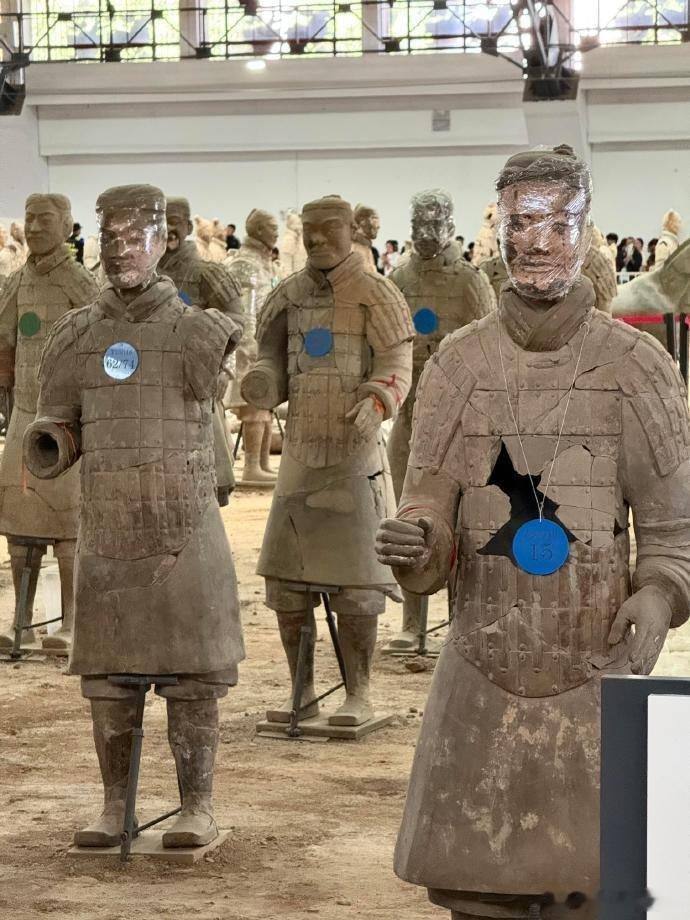 · 导游说是前不久刚出土的，太震撼了！ 已经出土两三个月了，还是能看见兵马俑脸上