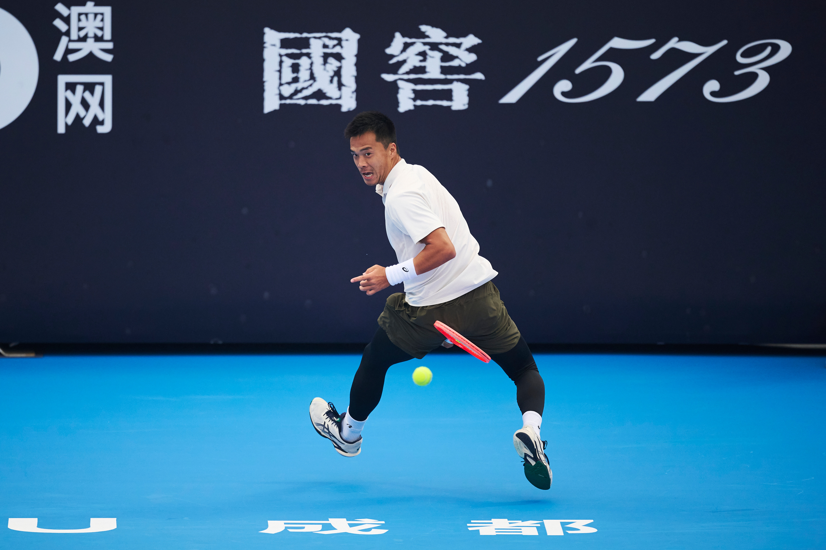 定格这一刻！刚刚进场就抓拍到孙发京成功上演胯下击球！摄影：记者 李建艺拍于澳网外