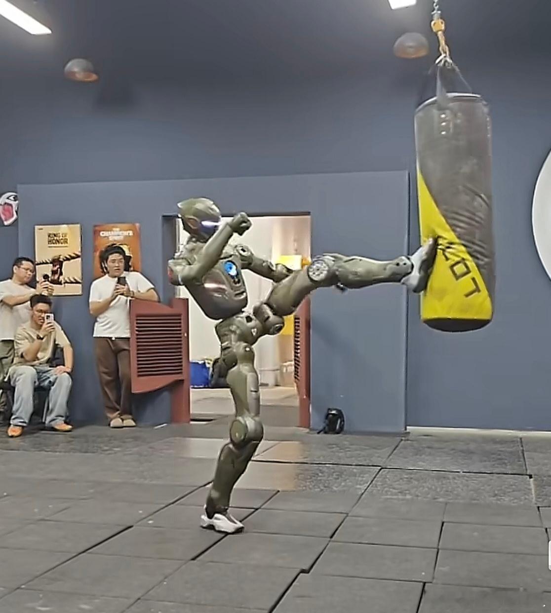 人形机器人一脚踹翻自家CEO踹沙包都能飞那么远，这压力很大，老板装备前还在强颜欢