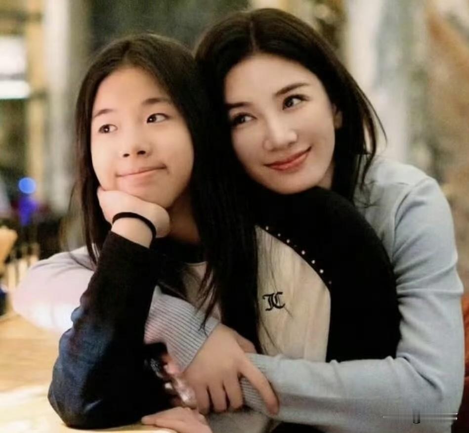 黄奕带12岁女儿闯韩国，星二代“造梦”没有爽文‼️
近日，黄奕劝女儿无果，最终陪