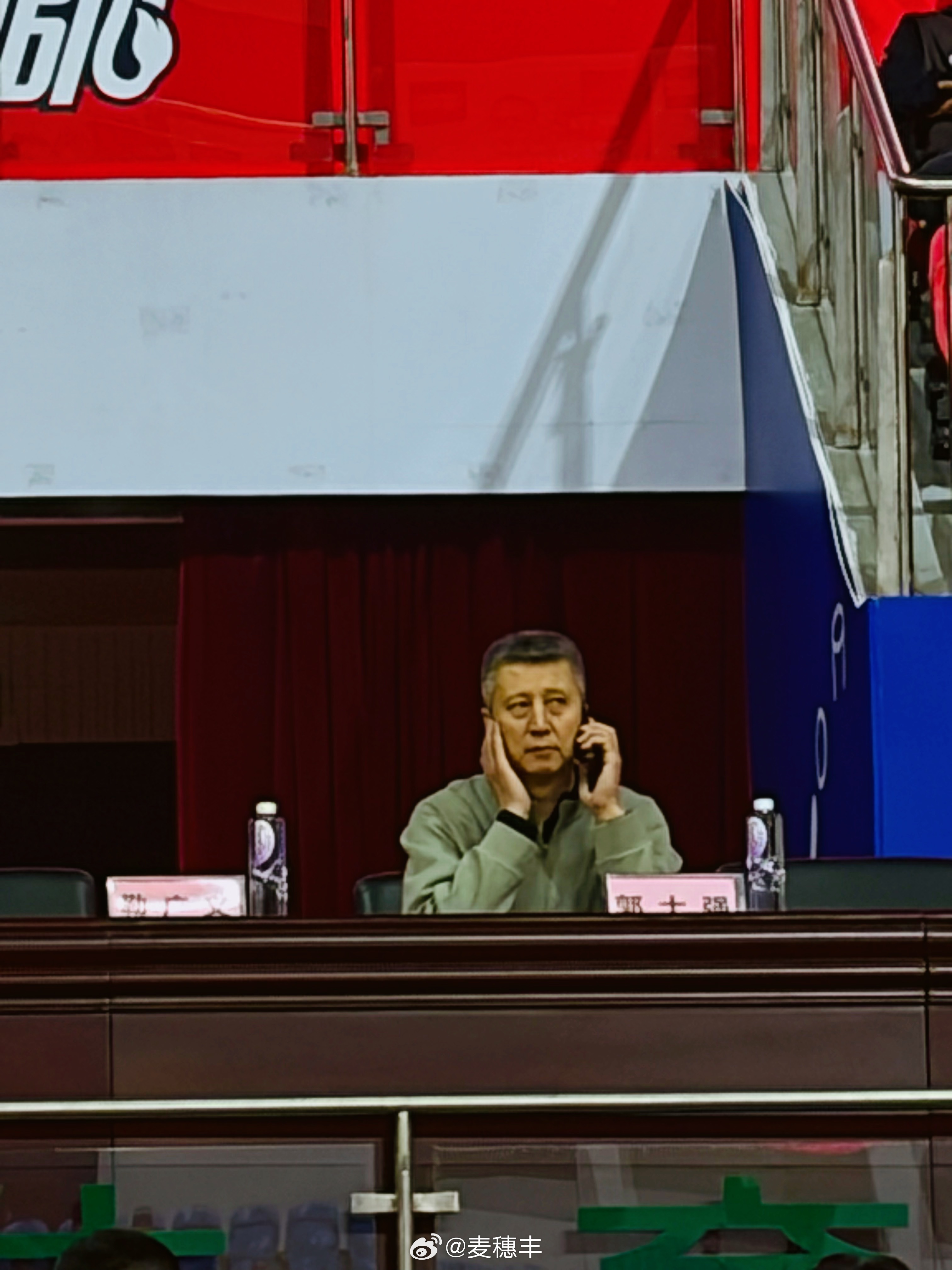 郭士强指导今晚在广州现场观赛。龙狮男篮vs北京男篮 广州·广州体育馆