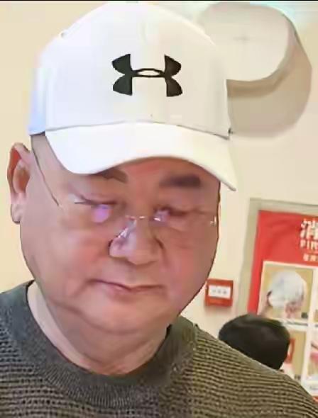 她的妻子走了，如今人家已经70多岁了，看着不像，顶多就是50多岁的模样，他的脸蛋