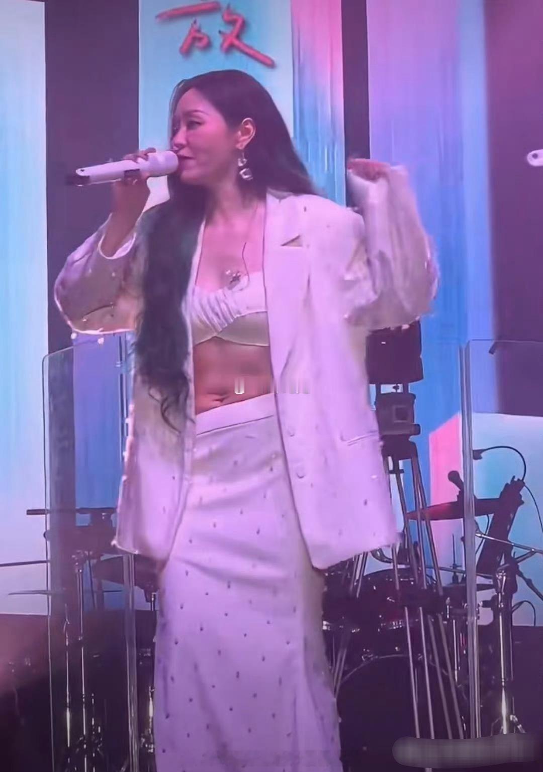 张靓颖演唱会，好多人的焦点却在她的肚子上 