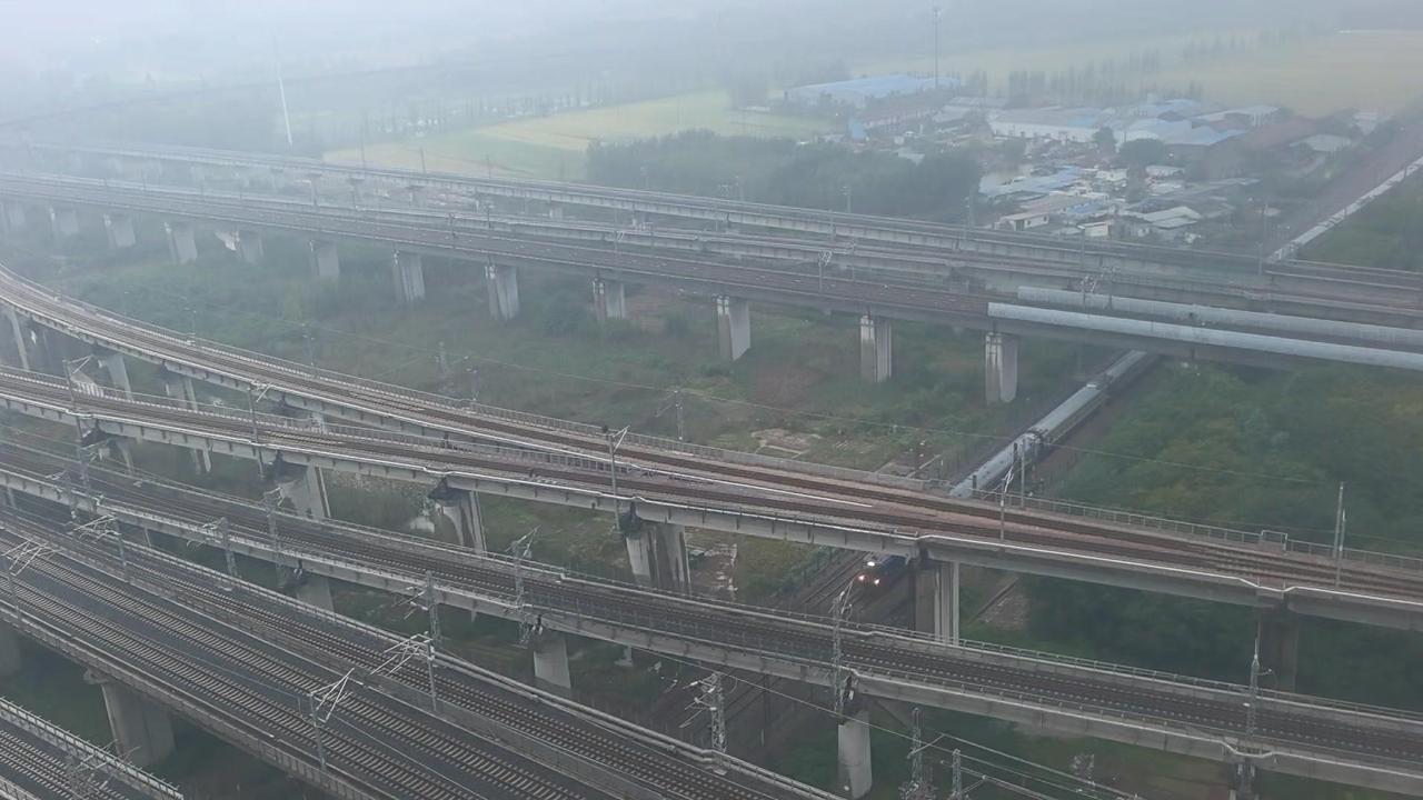 绿皮车沿陇海铁路东去，长老鼠沿徐连高铁北上，兔子沿京沪高铁进站，三车轮番出镜，在