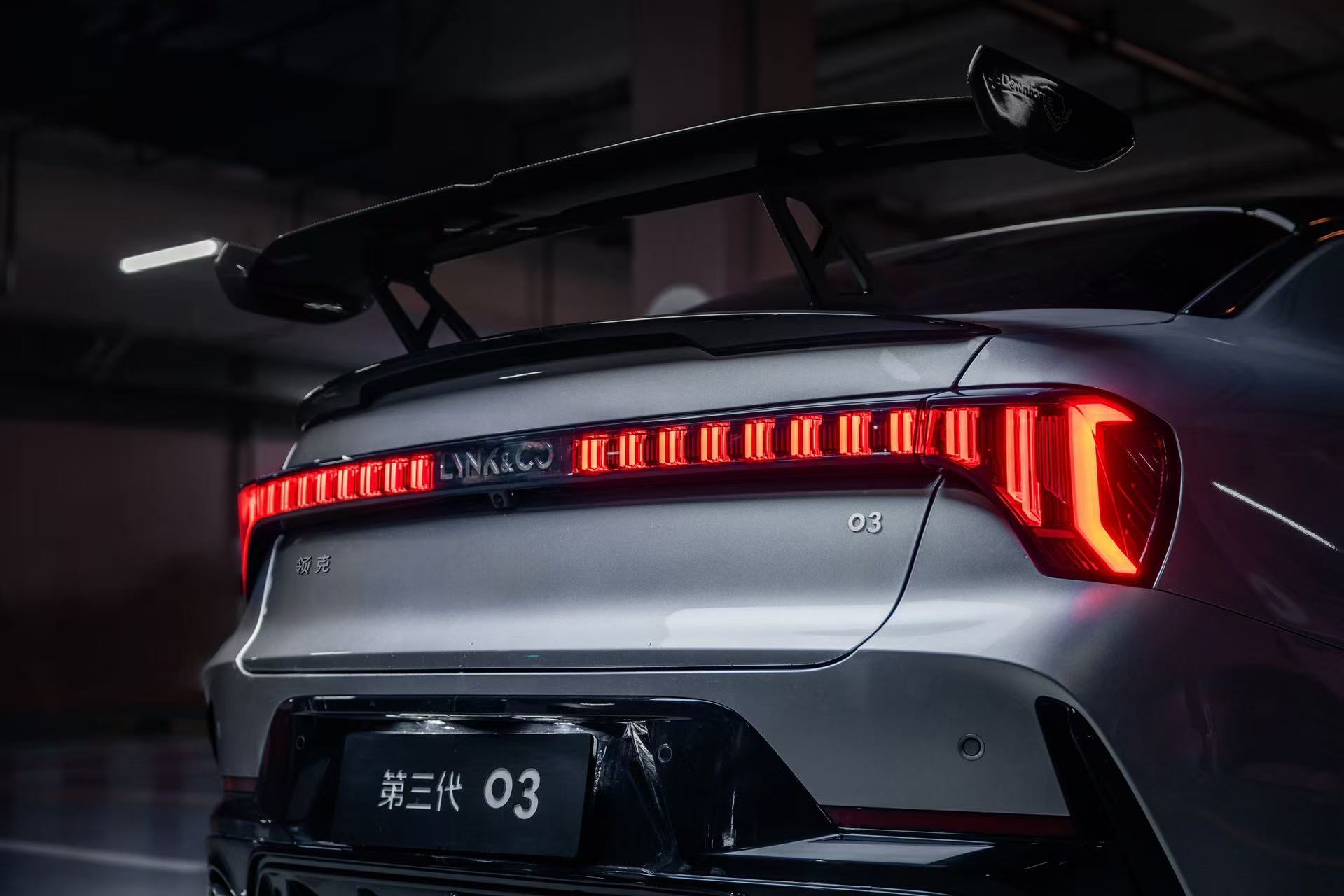 作为03+车主，看到领克03大尾翼版上新真的被狠狠戳中了，原厂碳纤维三段可调尾翼