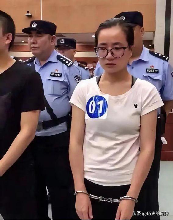 课堂上被警方当场带走，斯文硕士竟是涉黑头目，四十户家庭因她支离破碎
 
2019