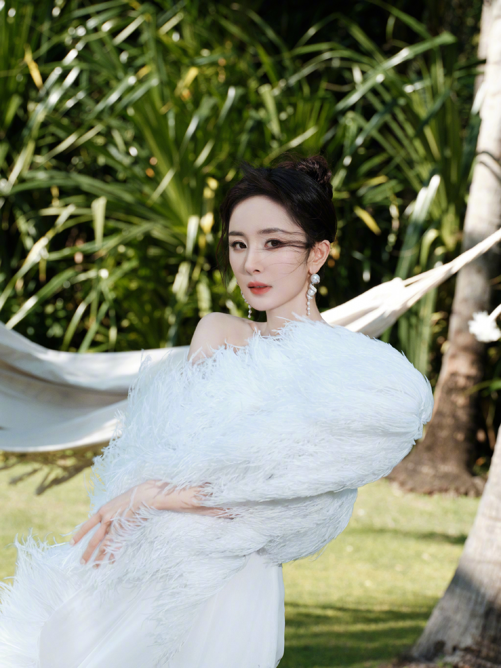 杨幂[超话] ym杨幂宁绣绣 流转间尽是优雅之意，一袭白色礼裙，裙摆轻轻拂动，于