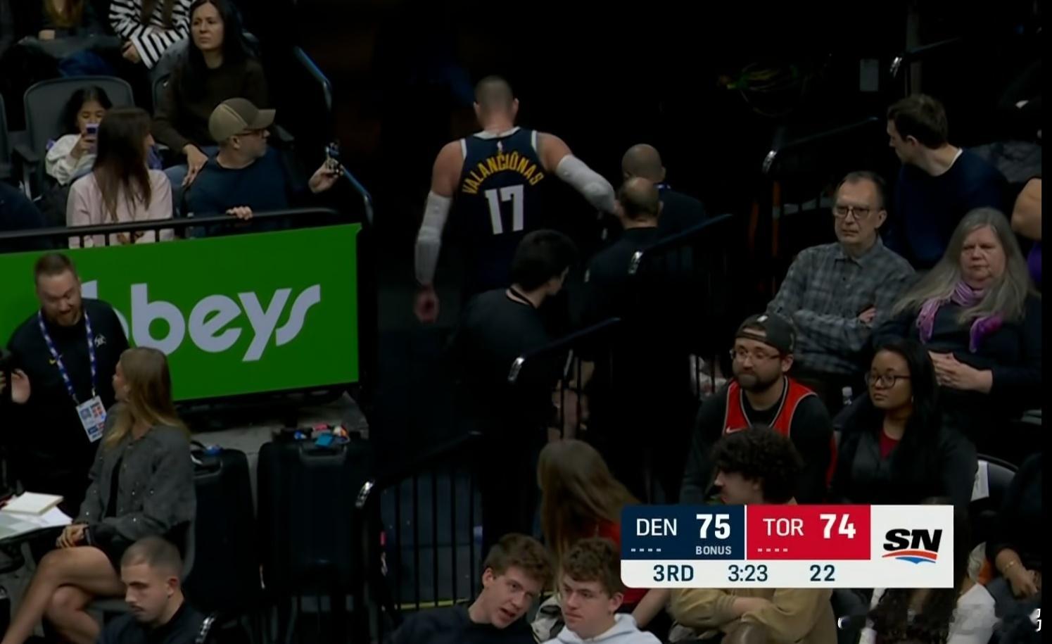 太惨了！小约基奇上场23分钟17+9+4+3无对抗受伤！只剩4人可用！2026年