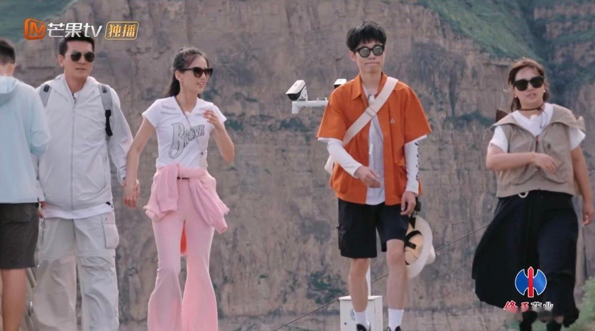 杨子黄圣依手牵手 杨子临时改剧本了，发现癫不过麦琳，就只能扮贤夫了[doge] 