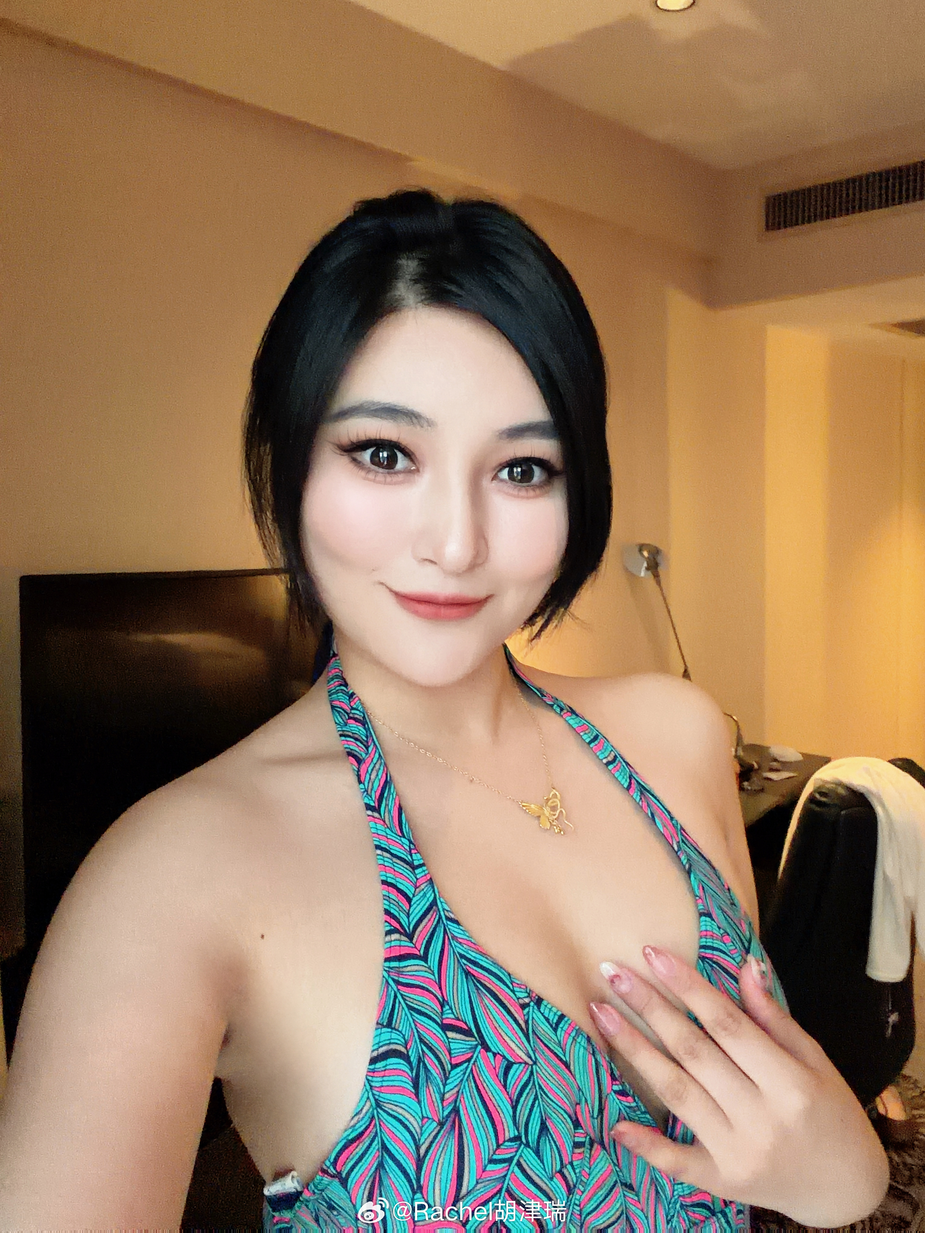 胖了20斤 8年前的泳衣🩱竟然穿的进去！！弹性太好了 赶紧干活 干完活下去游泳