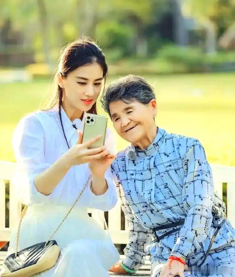 婆婆以前说把黄圣依当亲闺女！ ​​​