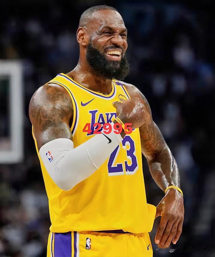 詹姆斯常规赛得分距43000 分只差95分，4~5场便可达成。