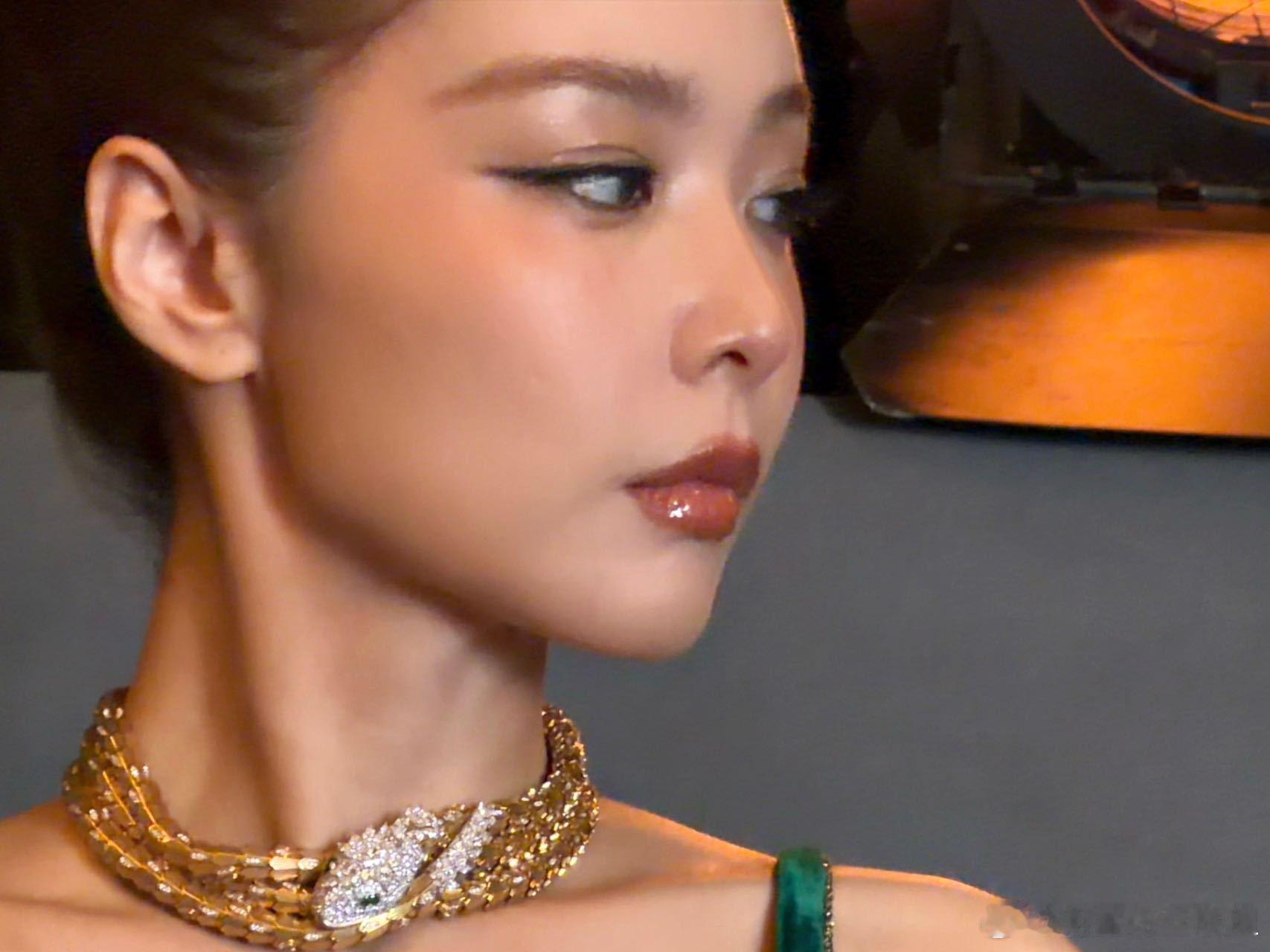 高叶银丝蛛网长裙 亮相北京国际电影节 身穿银丝蛛网长裙，冷艳霸气气场全开，姐姐的