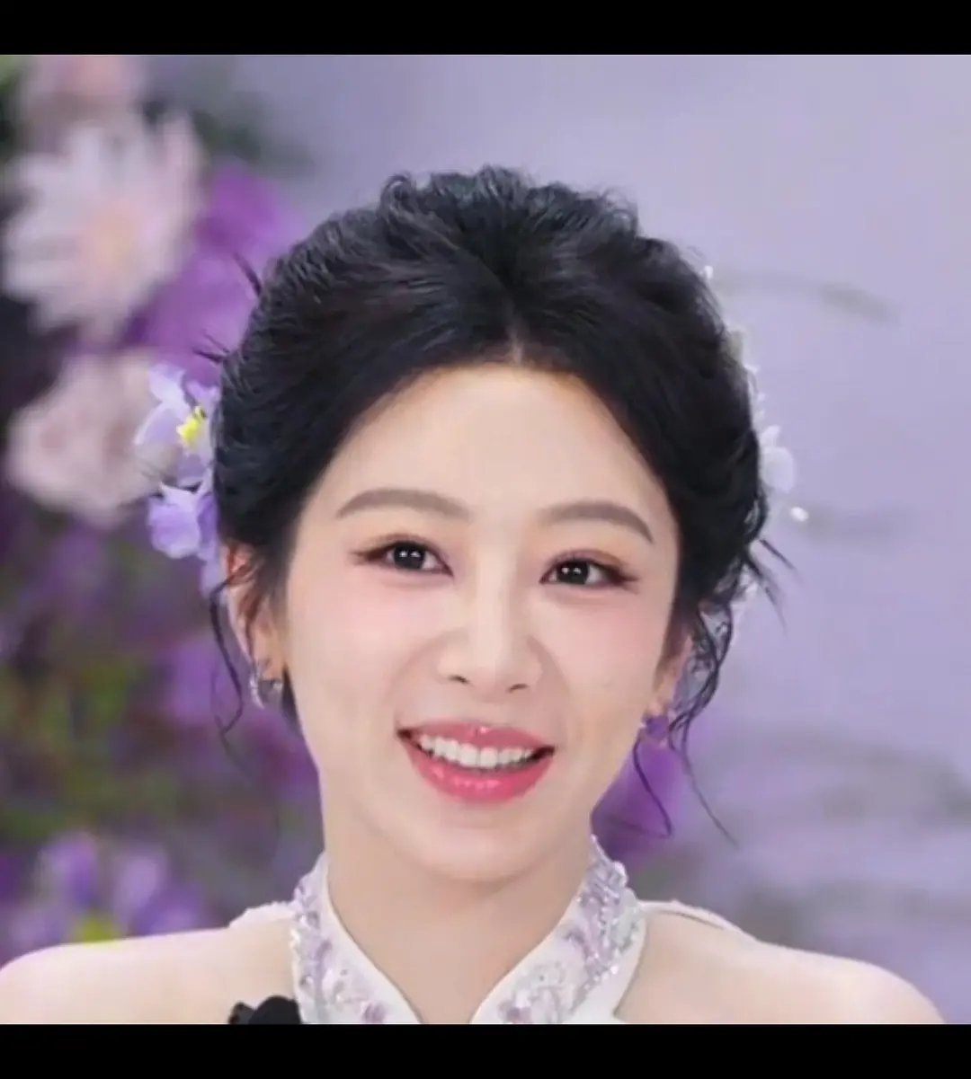 今天杨紫直播状态，为啥有一股城乡影楼的感觉