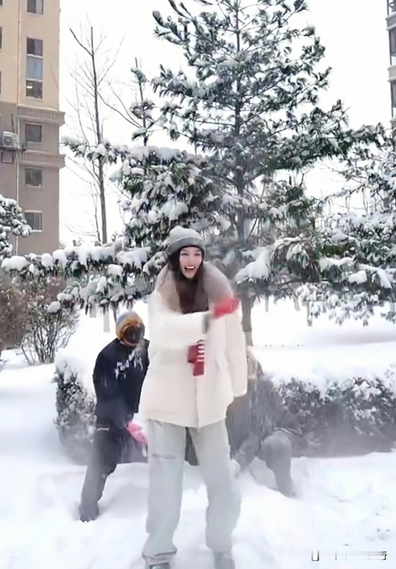 辽宁男篮球员赵继伟妻子晒出夫妻二人玩雪的欢乐时刻，她配文写到：“下雪啦！撒欢儿去