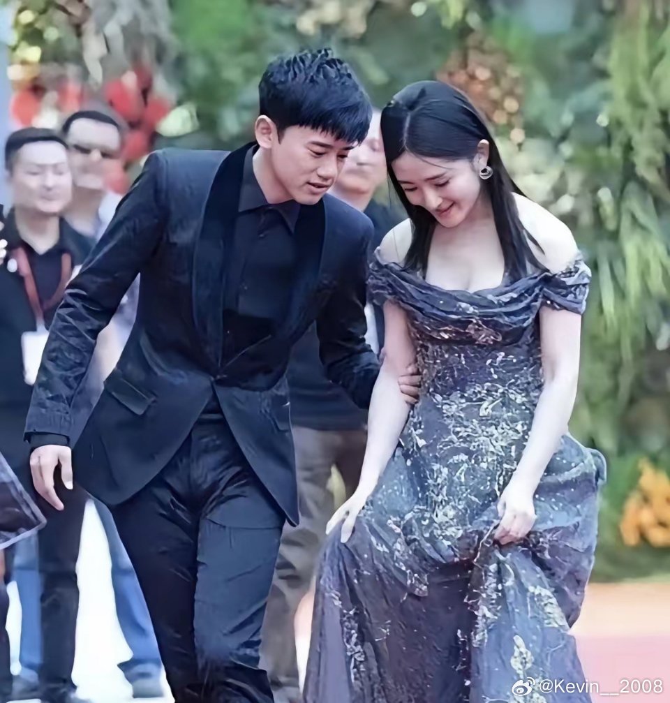 张杰是不是靠老婆谢娜走红的？其实明眼人都知道。张杰当年能多次快本宣传不是靠谢娜吗