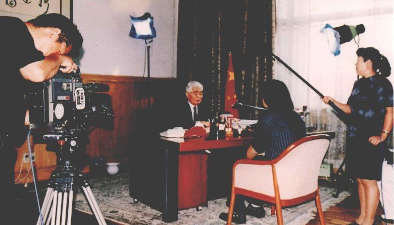 2000年8月28日，荣毅仁接受中央电视台《半个世纪的回响——纪念抗美援朝50周