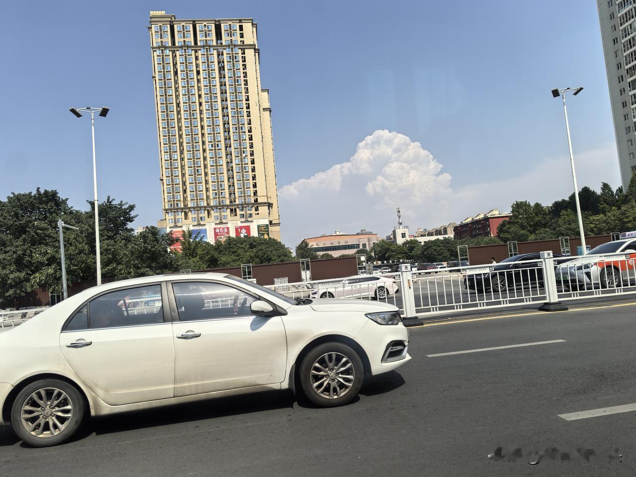 最近天气炎热，咸阳市公交车空调还是很好的。坐在车上，向车窗外看去，有种在城市中旅