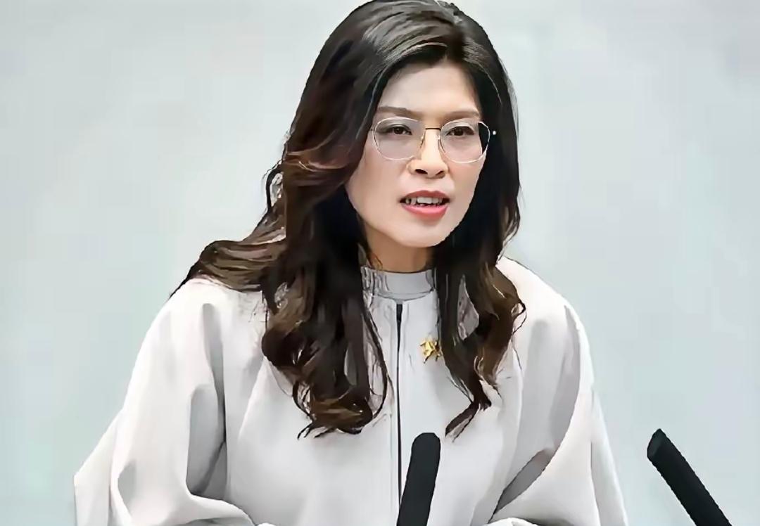 何为统一？郑丽文应该做的，是改变台湾人民的思维模式，转向支持统一。

而不是顺应