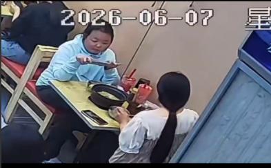 相由心生！
内地一米线店老板，发现被人差评称米线给得量太少，调取监控一看无语了