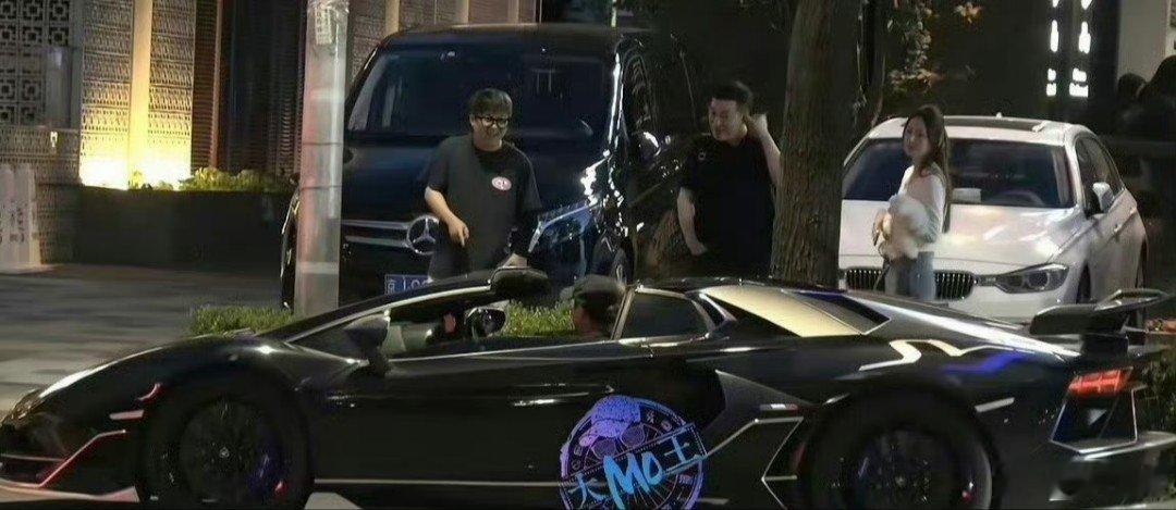 黄子韬驾驶黑色兰博基尼把车停在非机动车道，被朝阳区群众举报违反停车规定及非法改装