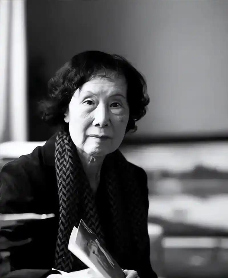 1953年，徐悲鸿猝然离世。几年后，他的妻子廖静文改嫁还生了一个儿子，可是对外她