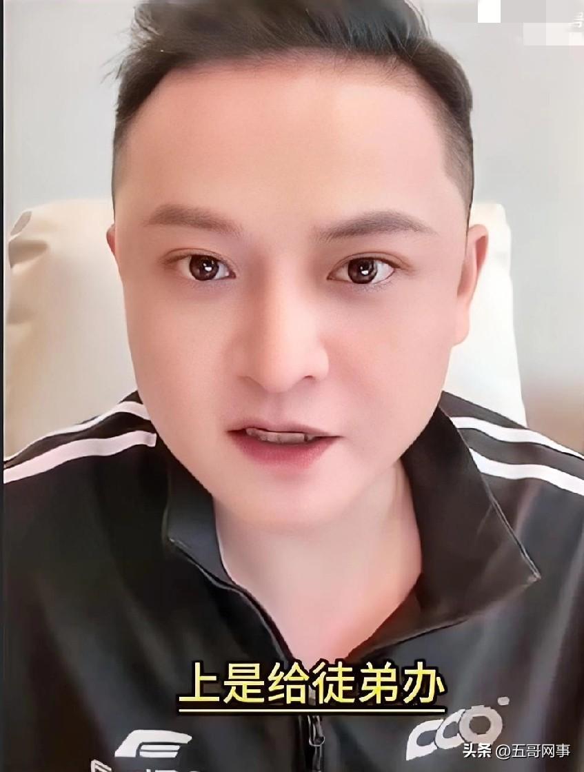 二子爷爆料驴姐拿着蛋蛋送给平荣的包包，说蛋蛋也给她送了一个，天天拿着包蹭热度！