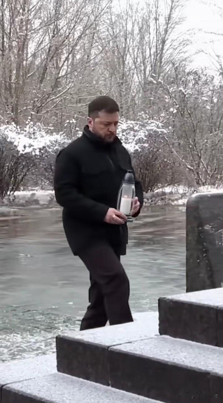 冰天雪地中，泽连斯基深切的悼念为国牺牲的乌克兰官兵！

四年来，这种场面真多呀！
