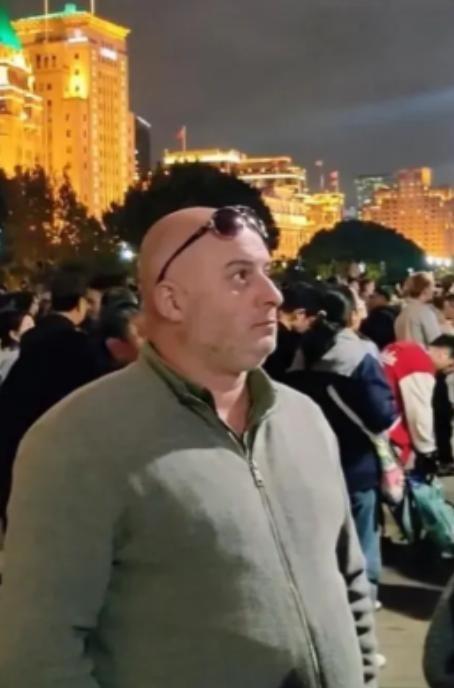 为什么很多美国人到了中国后不笑？因为这些外国人突然意识到西方国家的媒体把自己忽悠