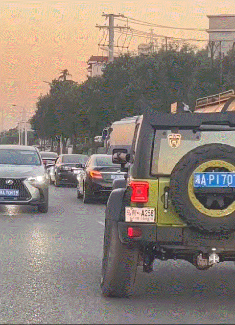 这倒霉催的，不仅自己修车，还得给别人修车！