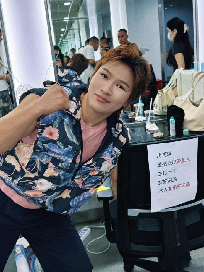 张伟丽分享扫楼花絮现身咪咕扫楼活动，现场氛围轻松欢乐。本人发文：看图说话 [酷]