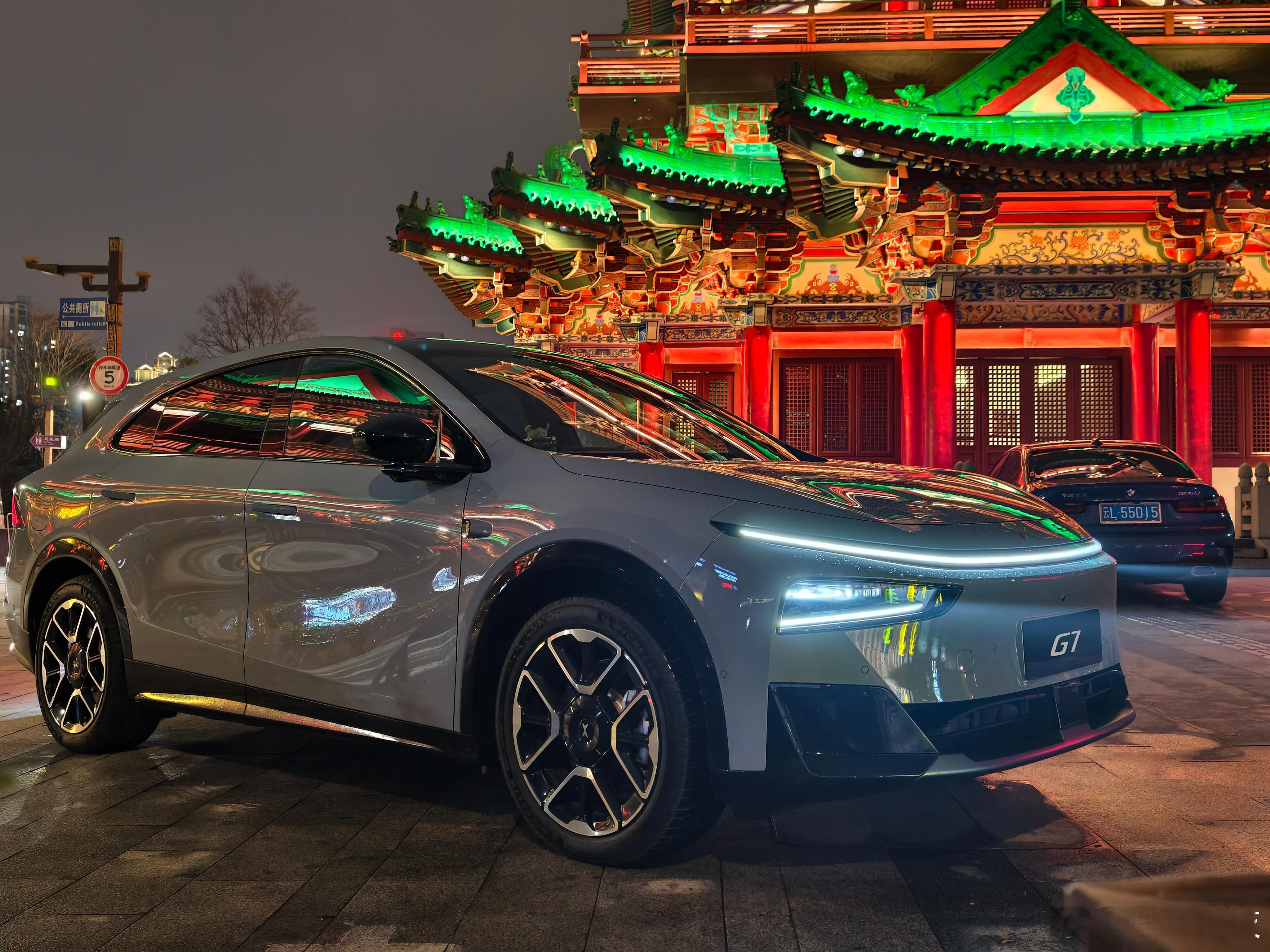 开着小鹏回家过年 嘿哥开着小鹏G7超级增程来到了滕王阁，那必须得来上几张合照