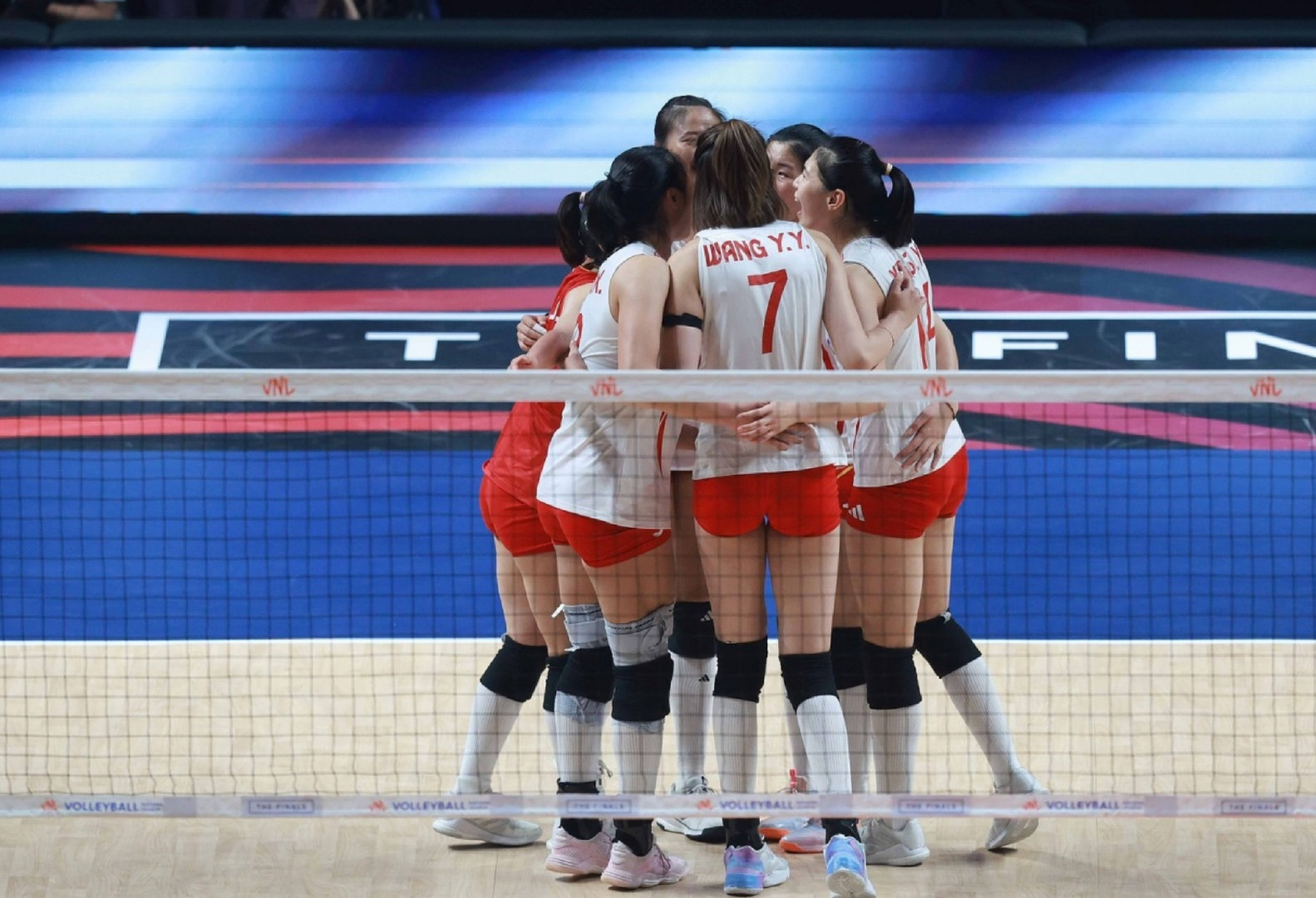 【中国女排闯进世界女排联赛四强中国女排回应晋级 】北京时间7月23日，世界女排联
