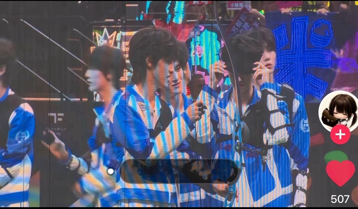 毛毛们我们五公全员灯牌好嘛图一真的太有宿命感了，像是我们亲手给他带上了👑，我们