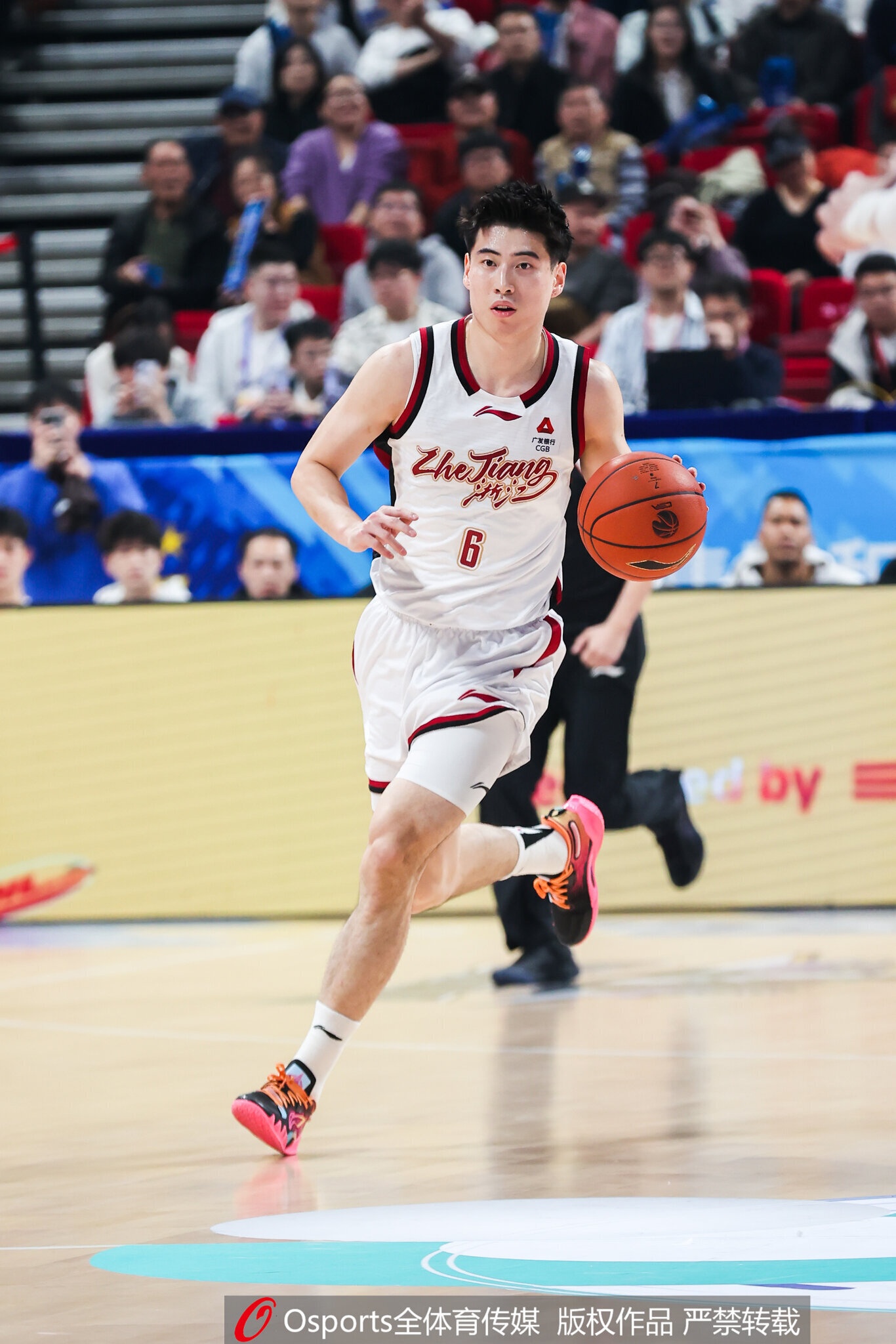 关键时刻走步违例！程帅澎7中6拿17分 三分3中3