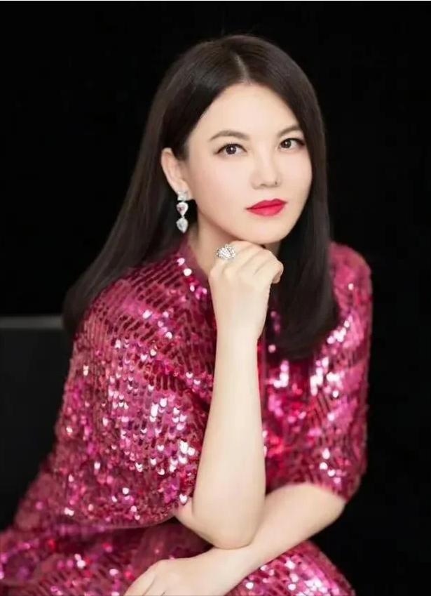 一觉醒来，李湘出事了！多家媒体报道她全网账号已被禁止关注，咋感觉这“封杀”力度，