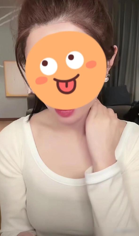 昨天红豆直播时，有观众问出了所有人都想知道那个问题：“你和某人谈恋爱了吗？”这一