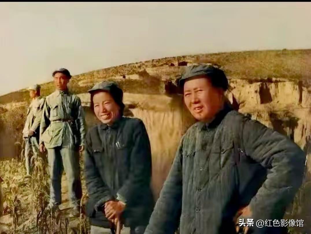 1947转战陕北，黄土沟壑间留下珍贵一瞬。环境艰苦战事紧张，领袖从容笃定，尽显革