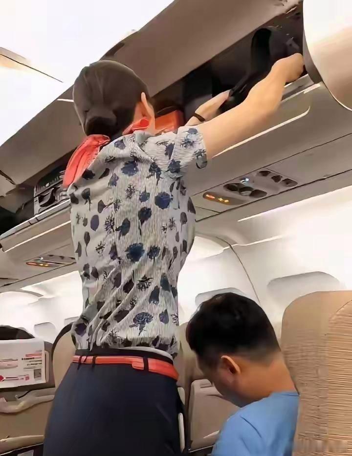 原来空姐的这身衣服是这样的结构，下面原来是这样的，这样的设计是为了防止空姐在服务