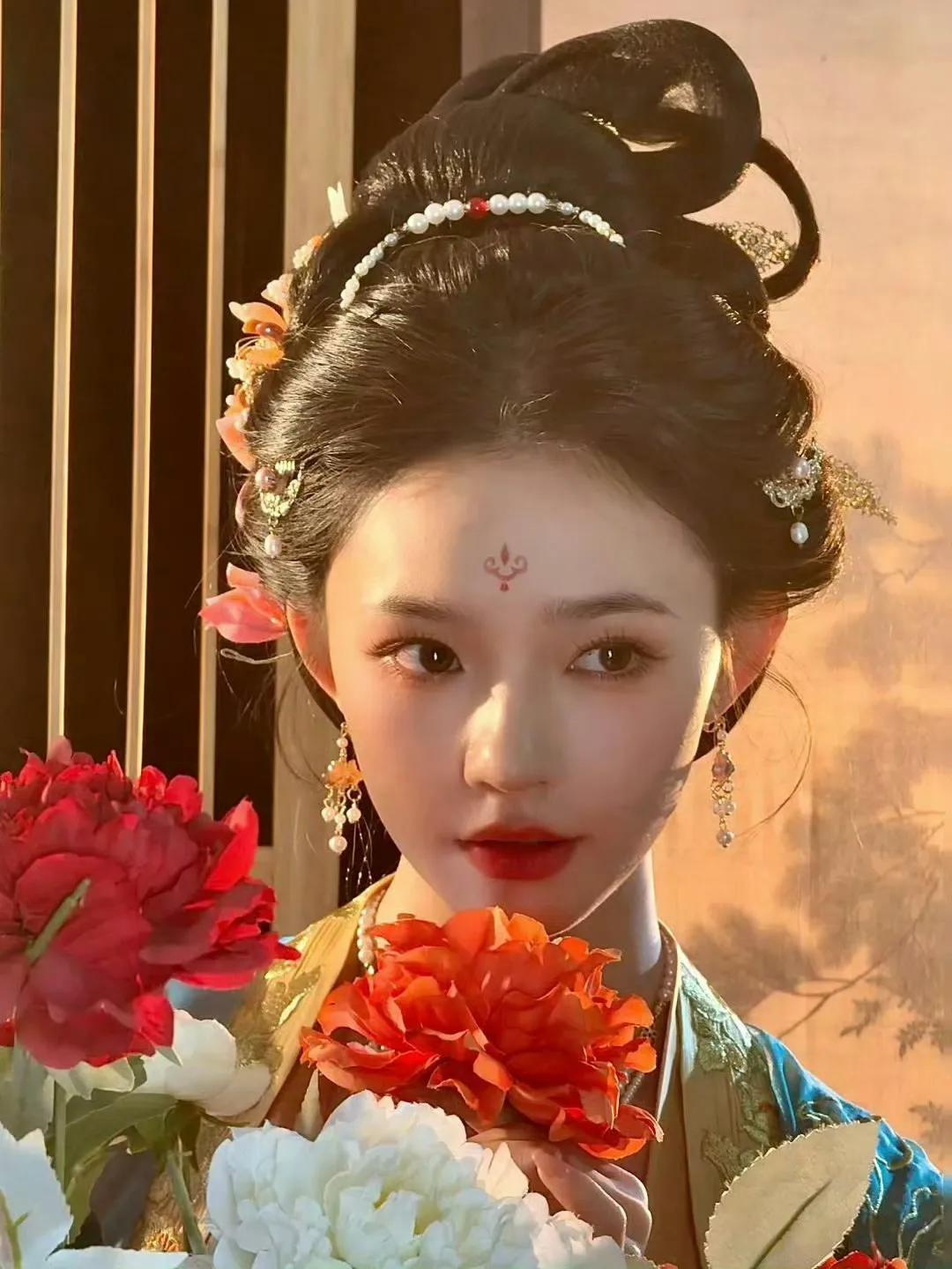 世间娘子千娇百媚，各有各的美。我既不是牡丹，也不做茉莉，我只开属于我自己的花。真