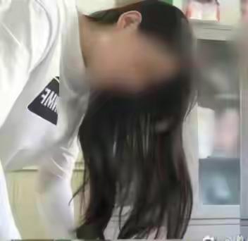 某医院护士更衣室藏摄像头，9分钟偷拍视频流出。
近日，网络上突然流传出几段护士更