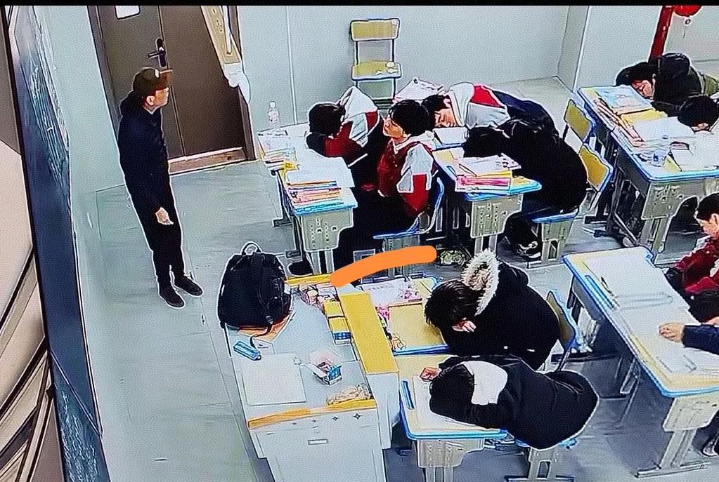 只有一个学生听的课堂，老师能怎么办？
1.继续讲，完成任务走人
2.只对着这一个