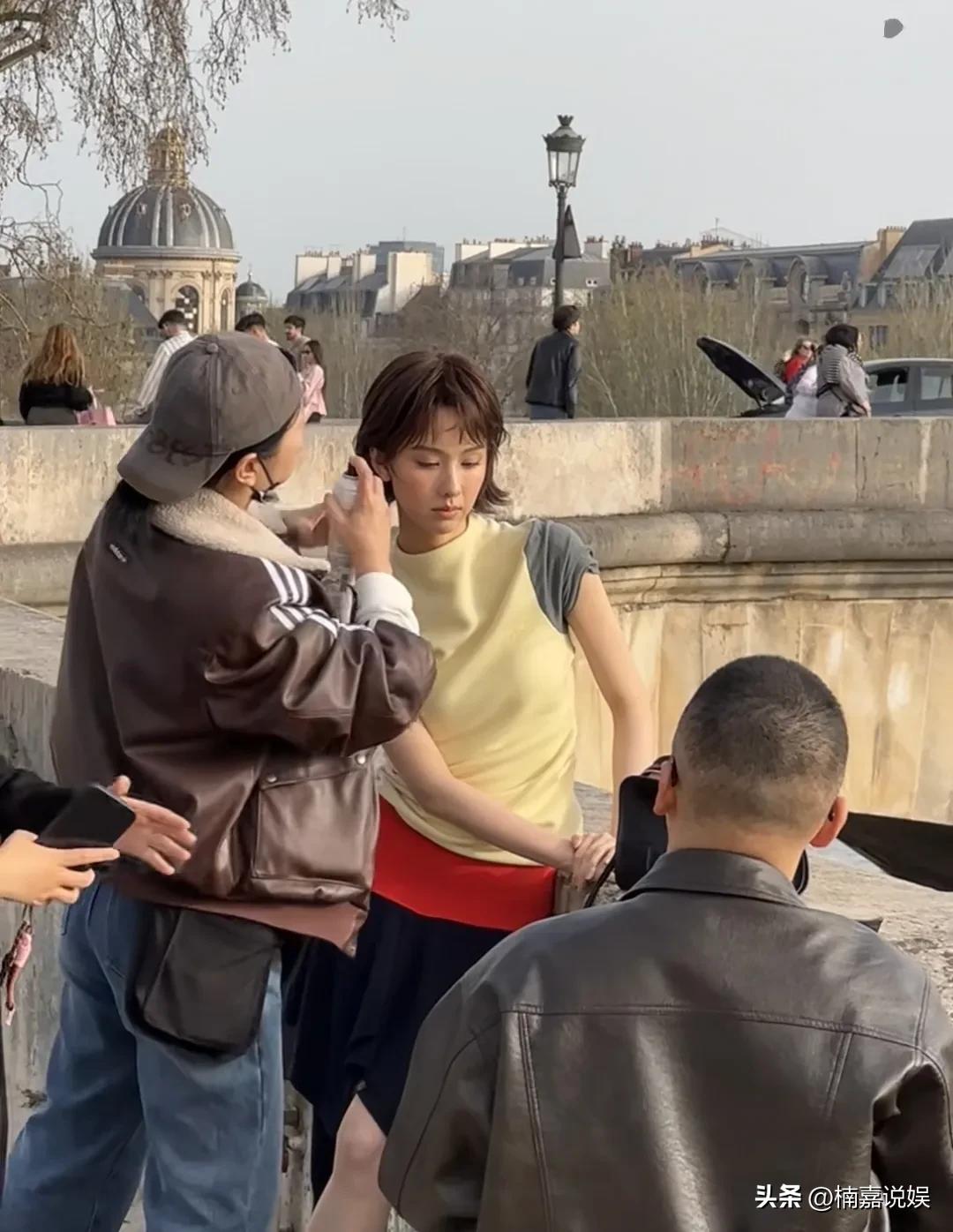 陈都灵现身巴黎街头拍片，换了短发的她，气质也变了，变成了一个俏皮靓丽的摩登女郎。