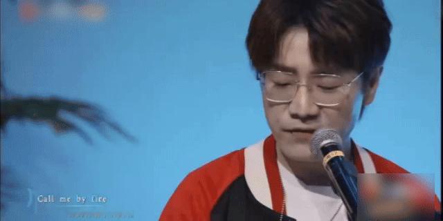 王铮亮唱歌时的表情管理过于权威 看王铮亮的舞台表演，真的是一种享受。他的嗓音条件
