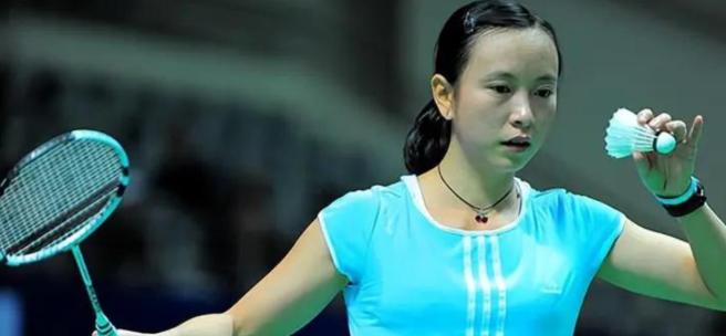 1999年，四川一名女孩荣获了世界冠军，但她却因身高不达标被国家队无情开除，四年