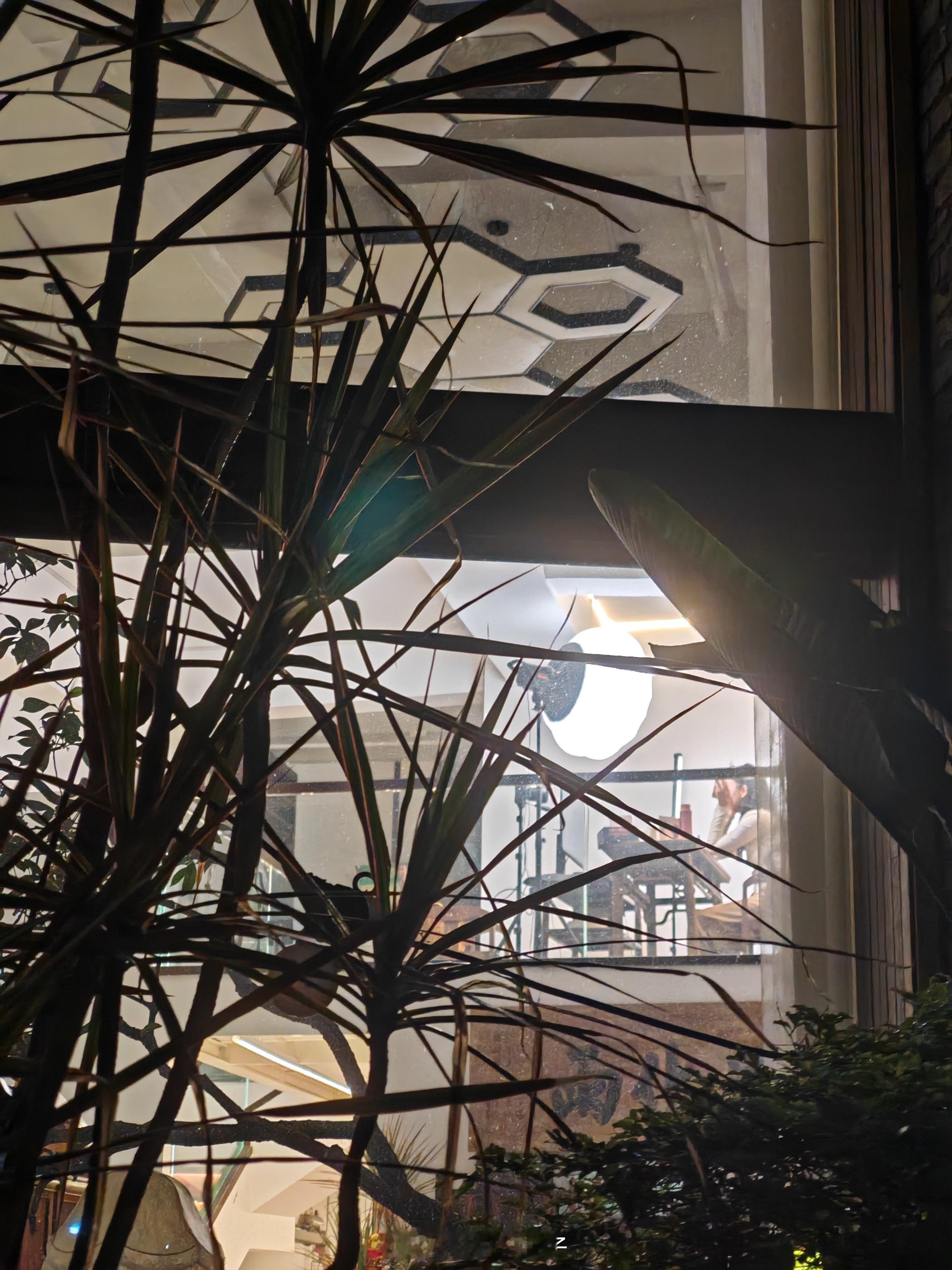 今晚都在吃饭，吃完我发两张，一张是现实中实体店深夜直播，一张是网络虚拟AI批量出