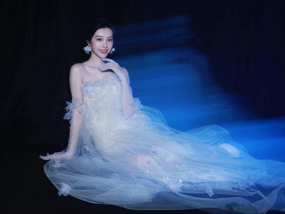 真·画中美人！钟雯冠在上海时装周美到犯规，温柔灵动，自带柔光滤镜，越看越惊艳钟雯