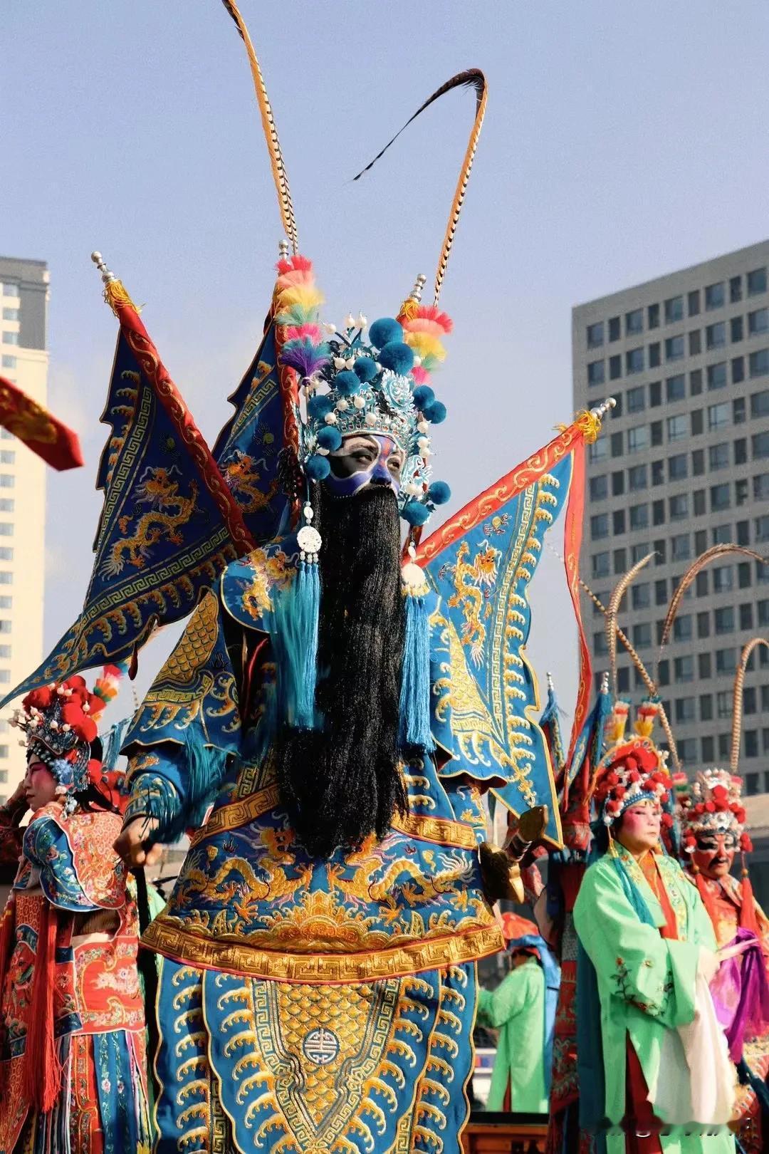 【辽西高跷秧歌沈阳首演 东北非遗燃爆蛇年新春】蛇年新春，沈阳大东区龙之梦欢乐城被