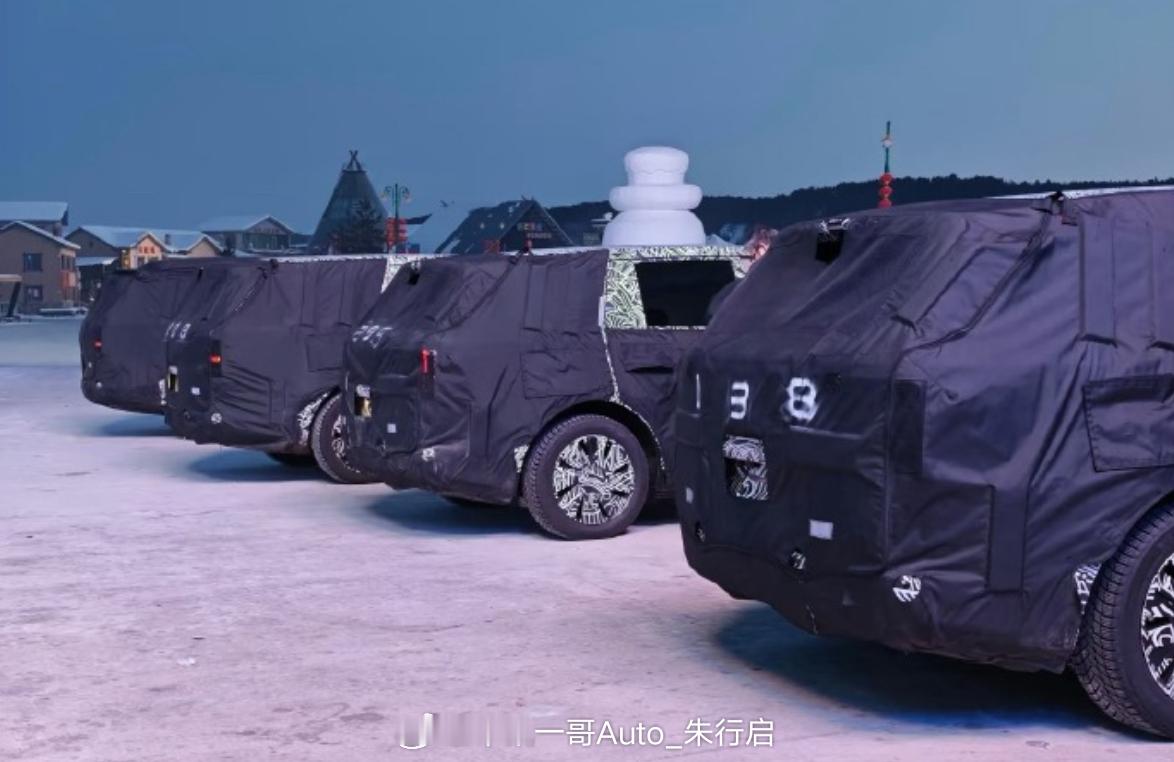 全新小米昆仑N系列的谍照曝光整车的尾部线条设计看起来有点揽胜和库里南的感觉