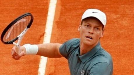 蒙特卡洛大师赛巅峰对决，
我更看好阿尔卡拉斯问鼎蒙特卡洛冠军，他红土统治力顶尖，